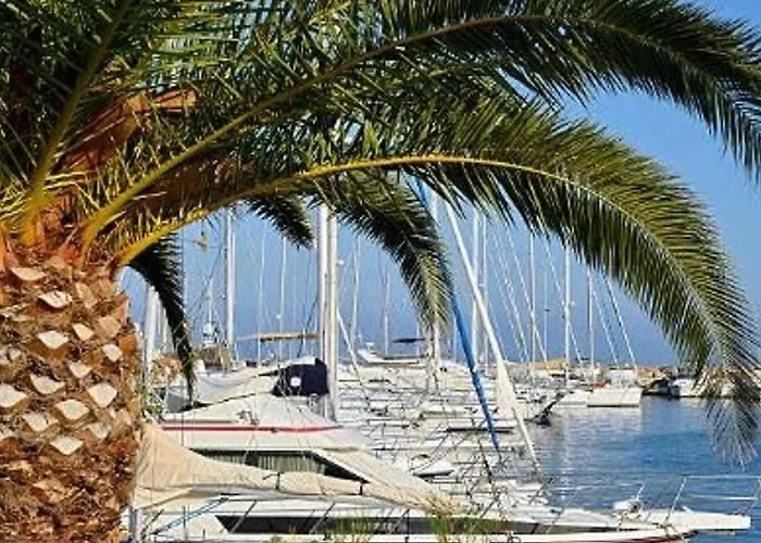 Апартаменти Au Lavandou, Proche Plage, Terrasse, Parking Privatif, 4 Couchages - Fr-1-251-236